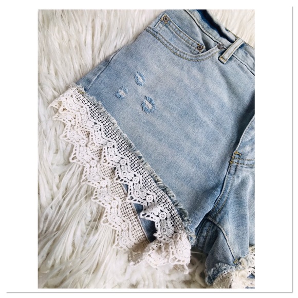 Free People Denim Shorts Crochet Hem Lightly Distressed Blue Women’s Size 26 - Picture 2 of 10